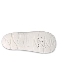 Biała gumowa podeszwa buta z teksturowanym wzorem bieżnika, otworami odpływowymi oraz gładką centralną częścią z wytłoczonym logo.