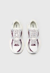 Baskets en maille blanche avec des accents argentés métalliques et violet profond. Caractérisées par un bout rond, une semelle blanche épaisse et des lacets plats. Logo "HUGO" visible.