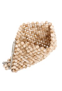 Kopertówka z koralików, wykonana z na przemian umieszczonych beżowych i kremowych okrągłych koralików, z srebrnym łańcuszkiem i usztywnioną, otwartą konstrukcją.