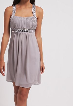 Vestido gris claro con cuerpo plisado, tirantes adornados y falda fluida. Presenta detalles decorativos en la cintura y los tirantes superiores.