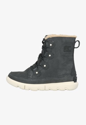 Grau Veloursleder wasserdichte Knöchelstiefel mit Kunstfellfutter, Schnürdesign, runden Nieten und einer weißen Gummisohle. Mit Sorel-Logo.