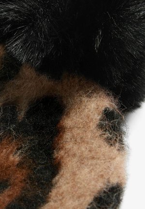 Faux-Fur-Patch mit einer Mischung aus braunen und schwarzen Farben sowie einer weichen, strukturierten Oberfläche. Die Muster erinnern an Tierfell.