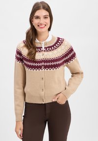 Beige Cardigan mit einem Fair-Isle-Muster in Bordeaux und Weiß. Mit Rundhalsausschnitt, Knopfleiste und gerippten Bündchen und Saum.