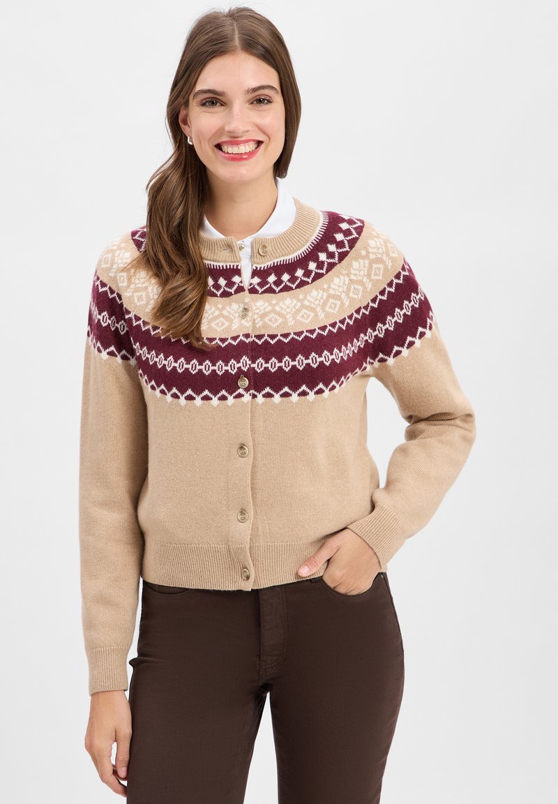 Beige Cardigan mit einem Fair-Isle-Muster in Bordeaux und Weiß. Mit Rundhalsausschnitt, Knopfleiste und gerippten Bündchen und Saum.