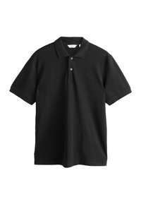 Černé polo tričko vyrobené z bavlny. Krátké rukávy, tříknoflíkový zapínání a úzký límec. Na hrudi má decentní vyšitý logo.