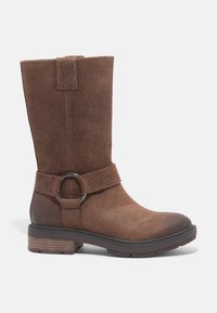 Hnědé nubukové kotníkové boty s kulatou špičkou, stříbrným kruhovým kovovým zdobením, silnou podrážkou a texturovaným svrškem s detaily pásku.