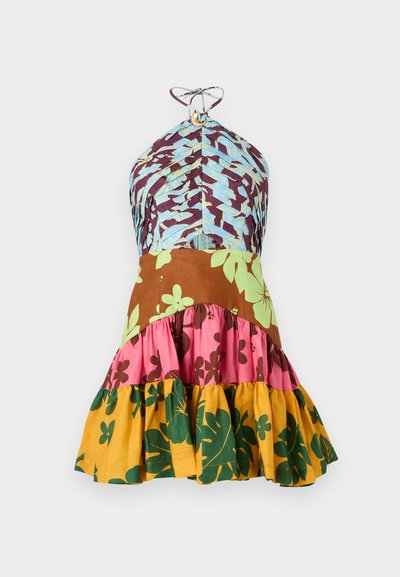 Dvojfarebné šaty s dizajnom na krku s modrými, hnedými, ružovými, zelenými a žltými kvetinovými motívmi a volánovým lemom.