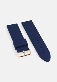 Navyblaue Silikon-Uhrenarmband mit glatter Textur, ausgestattet mit einer goldfarbenen Metallschnalle und mehreren Größenlöchern zur Anpassung.