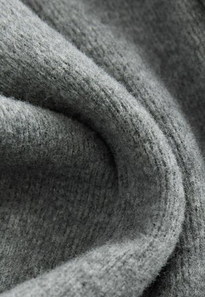 Šedá tkanina s měkkým, texturovaným povrchem, obsahující směs jemných vláken a jemným žebrovaným vzorem, složená a zmačkaná.