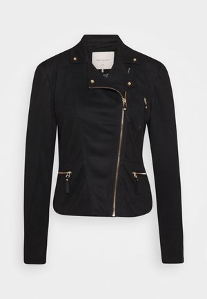 Chaqueta de motorista ajustada para mujer en negro con cremallera dorada asimétrica, bolsillos con cremallera y detalles de cuello con botones a presión.