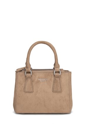 Petit sac à main rectangulaire en daim beige avec double anses, une fermeture éclair sur le dessus et des accents métalliques argentés.