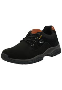 Zapatillas deportivas negras con parte superior de gamuza, con un acento de cuero marrón en la lengüeta, seis ojales y una suela de goma texturizada en gris.