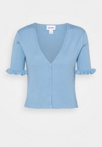 Ljusblå ribbad cardigan med V-hals, korta volangärmar och sex knappar fram. Mjuk textur och figurnära design.