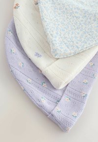 Tres gorros de punto en azul claro, blanco y lavanda. Cada uno presenta patrones florales y diseños texturizados. Tela suave y ligera.