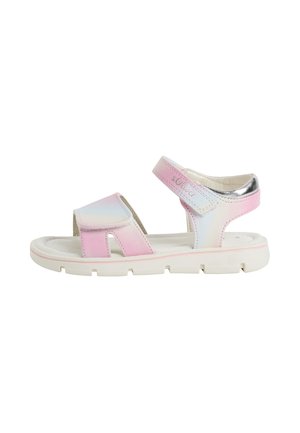 Sandales roses et argentées avec un bout fermé et une sangle ajustable. Présentent une texture lisse et une semelle rembourrée avec un design strié.