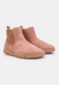 Botas de tobillo de ante rosa con un acabado texturizado, que cuentan con paneles laterales de elastano y una suela acolchada para mayor comodidad.
