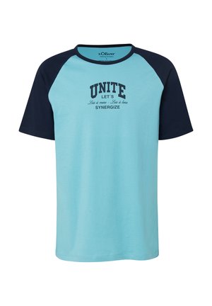 Jasnoniebieska koszulka z ciemnoniebieskimi rękawami raglanowymi i nadrukiem na piersi w ciemnym kolorze z napisem „UNITE LET'S Less is more - Less is bore SYNERGIZE”.