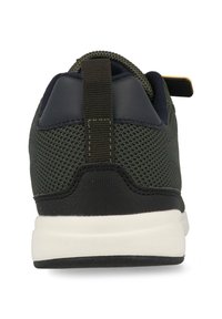 Groene mesh sneaker met een zwarte rubberen zool, voorzien van een gepolsterde hiel en contrasterende marineblauwe accenten op de kraag en een trekhaak.