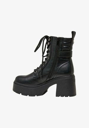 Stivaletto nero con lacci alla caviglia e cerniera laterale, tacco spesso e dettagli testurizzati. Materiale in pelle sintetica liscia e resistente.