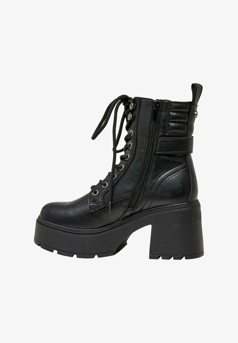 Stivaletto nero con lacci alla caviglia e cerniera laterale, tacco spesso e dettagli testurizzati. Materiale in pelle sintetica liscia e resistente.