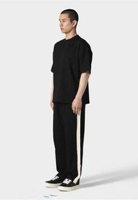 Irasuto Studios WAFFLE  - T-shirts basic - black