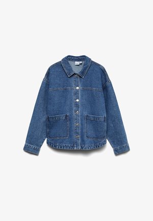 Niebieska kurtka dżinsowa z długimi rękawami, zapięciem na guziki z przodu, zaostrzonym kołnierzem oraz dwoma dużymi naszywanymi kieszeniami na przodzie.