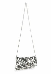 Bolso de mano blanco con un patrón negro de logotipos repetido, con una cadena de plata y textura suave, asegurado con una solapa en la parte delantera.