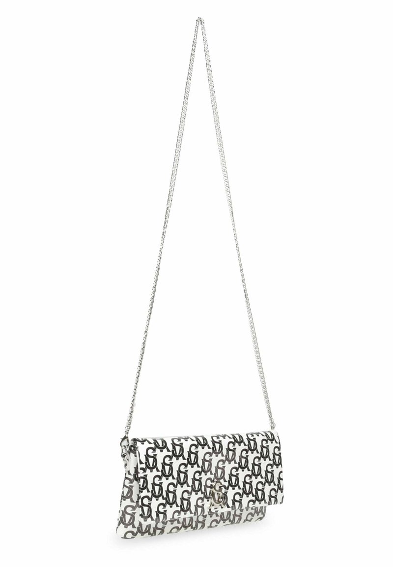 Bolso de mano blanco con un patrón negro de logotipos repetido, con una cadena de plata y textura suave, asegurado con una solapa en la parte delantera.