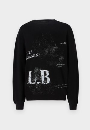 Črn pulover s krožnim ovratnikom, ki ima bele grafične odtise, vključno z "L.B." in besedilnimi vzorci. Ribljenje na manšetah in robu ter teksturiran zaključek.