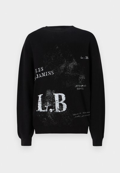 Pull noir à col rond, arborant des impressions graphiques blanches incluant "L.B." et des motifs textuels. Poignets et ourlet côtelés avec une finition texturée.