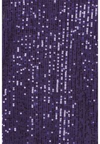 Lila paljfabrics med en glänsande textur. Har rader av små, reflekterande paljetter som skapar ett skimrande mönster.