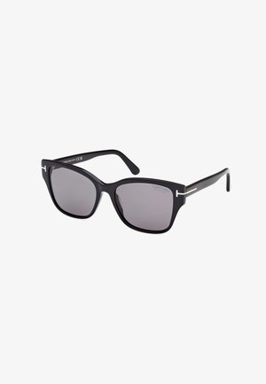 Gafas de sol de plástico negro con lentes grises. Presentan una forma geométrica de ojo de gato y un delgado acento metálico en las patillas.