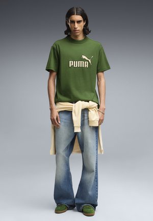 Puma, ESSENTIALS ELEVATED NO.1 RELAXED T-SHIRT - T-shirt print - earthy green