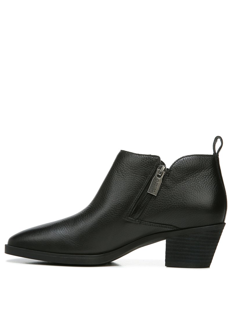 Schwarzer Knöchelstiefel aus strukturiertem Leder, mit spitz zulaufender Zehenpartie, seitlichem Reißverschluss und einem gestapelten Absatz mit geriffelter Oberfläche.