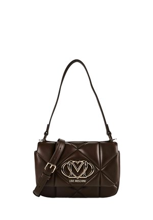 Sac à main matelassé marron foncé avec bandoulière réglable et logo Love Moschino doré sur le devant.