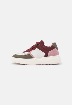 Lage sneaker met een mix van bordeauxrood, olijfgroen, roze en witte suède met een gestructureerd oppervlak, een ronde neus en een dikke witte zool.