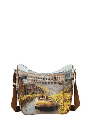 Borsa a tracolla con un'opera d'arte che mostra una coppia che guida un'auto gialla verso il Colosseo a Roma su una strada fiancheggiata da fiori.
