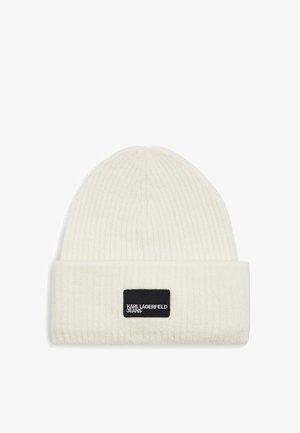 Beanie bianco a coste realizzato in morbido materiale, con un logo nero etichettato "KARL LAGERFELD JEANS" sulla patella piegata.