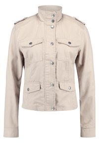 Ljust beige jacka med hög krage, fyra fickor med klaff och tryckknappar, frontstängning med triesstryka och axelklaffar.