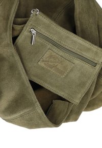 Olijfgroen suède tas met een textuurafwerking, voorzien van een rechthoekig ritsvak en een merklabel dat op het vak is gedrukt.