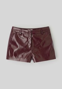 Shorts en simili cuir bourgogne avec une finition brillante, dotés d'une fermeture à bouton, de poches avant et d'un design ajusté.