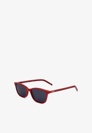 Occhiali da sole rossi Levi’s con lenti rettangolari scure e montatura rossa lucida, mostrati leggermente inclinati su sfondo bianco.