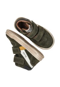 Grüne Wildleder-Sneaker mit weißen und gelben Akzenten, ausgestattet mit zwei verstellbaren Klettverschlüssen und einer strukturierten beigen Sohle.
