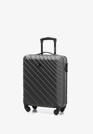 Valigia rigida nera con motivo trapuntato, manico trolley e quattro ruote per la mobilità. Presenta una maniglia laterale e una chiusura a cerniera.