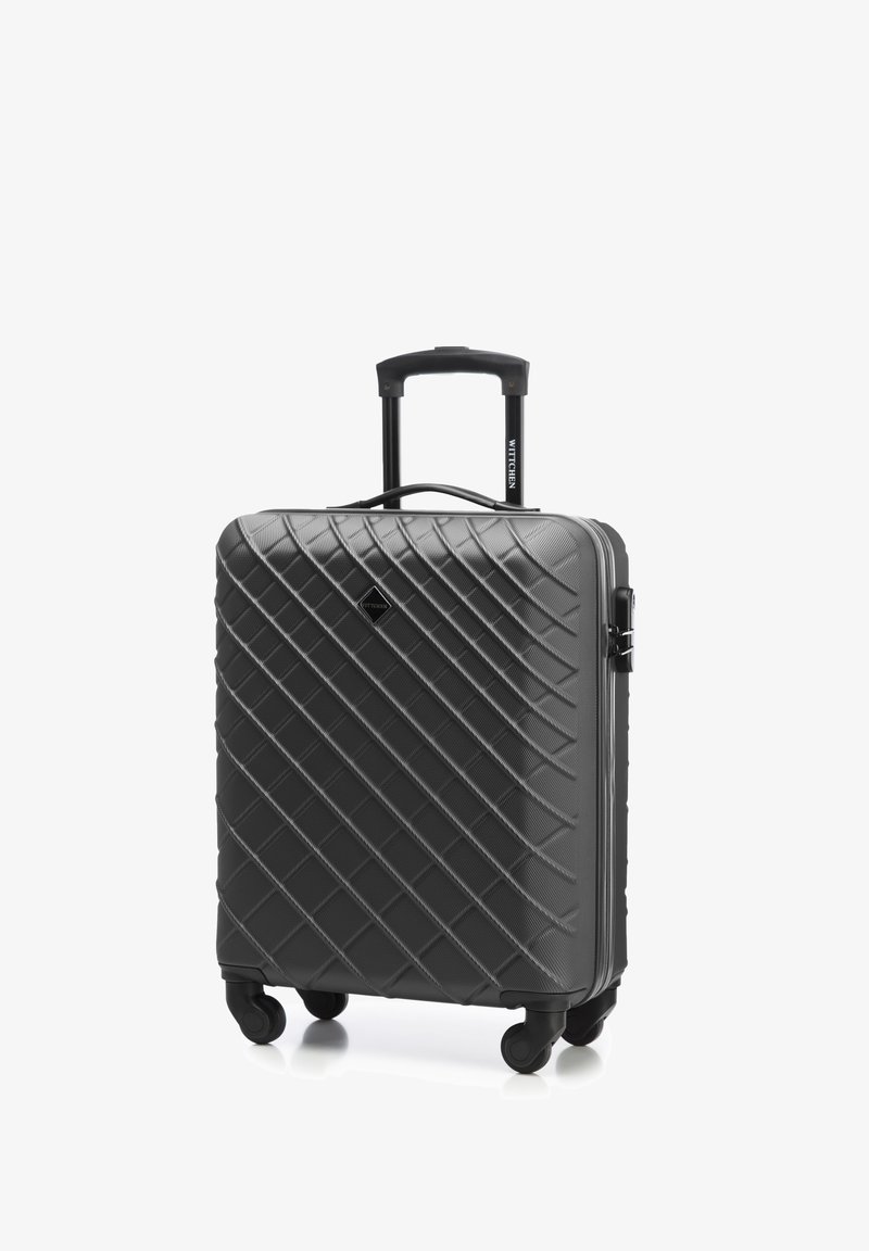 Schwarzer Hartschalenkoffer mit einem gesteppten Muster, Trolleyriegel und vier Rädern für Mobilität. Verfügt über einen seitlichen Tragegriff und einen Reißverschluss.