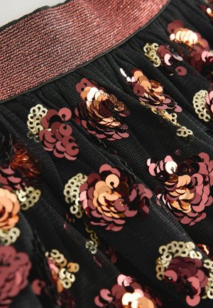 Schwarze Skirt mit einem strukturierten, roségoldenen Gummibund. Bedeckt mit geschichteten Pailletten in den Farbtönen Rose, Gold und Maroon mit Blumenmustern.