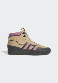 Höga sneakers i beige canvas med lila accenter. Har svarta stigar, grå snören och en strukturerad svart sula.