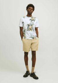 Jack & Jones PREMIUM ALL OVER RUNDHALS - T-shirt med print - white