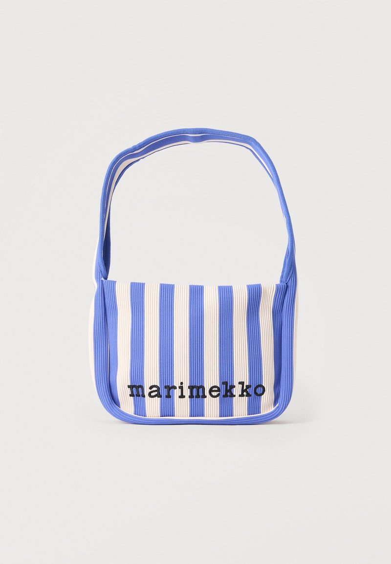 Τσάντα ώμου από ύφασμα με κατακόρυφες μπλε και λευκές ρίγες, με το κείμενο «marimekko» κεντημένο με μαύρα γράμματα στο μπροστινό μέρος.
