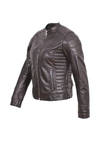 Giubbotto in pelle marrone con un design aderente, accenti trapuntati sulle spalle e una cerniera frontale. Presenta tasche laterali e fibbie regolabili in vita.